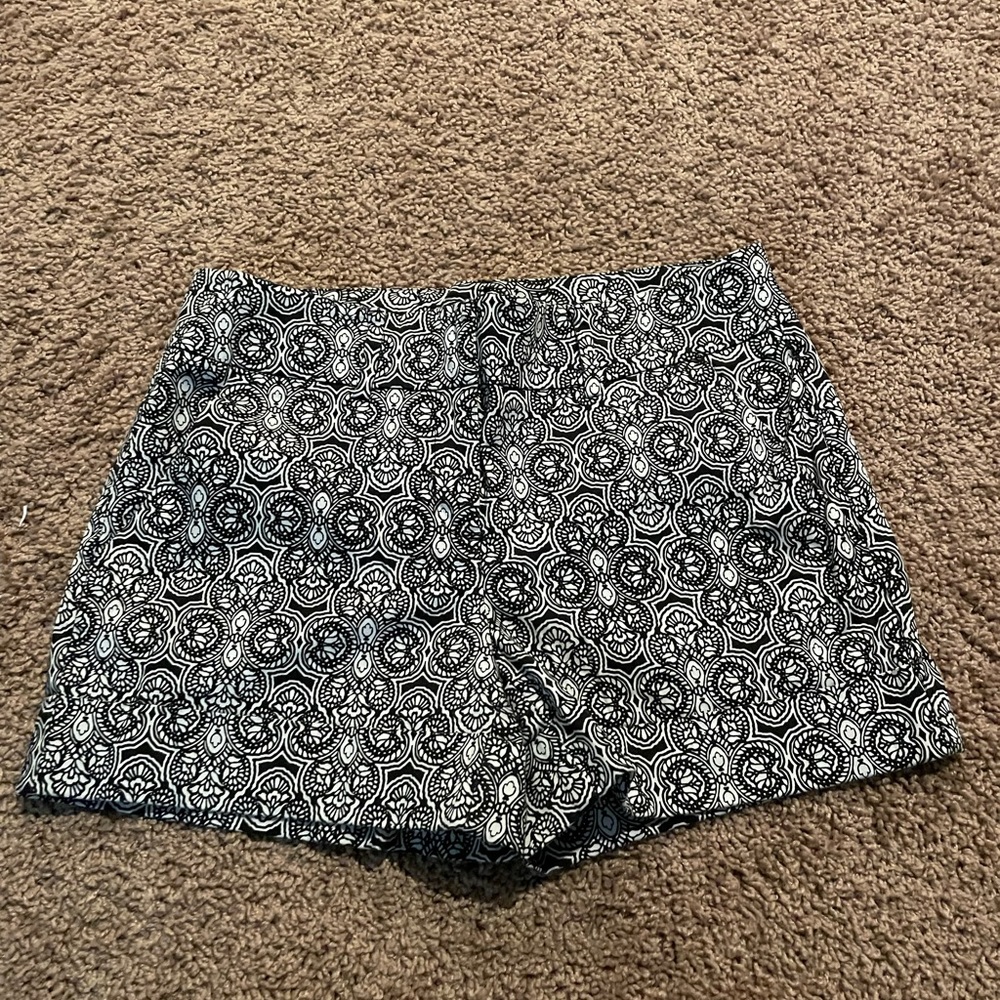 New York and company black and white pattern shorts size 6